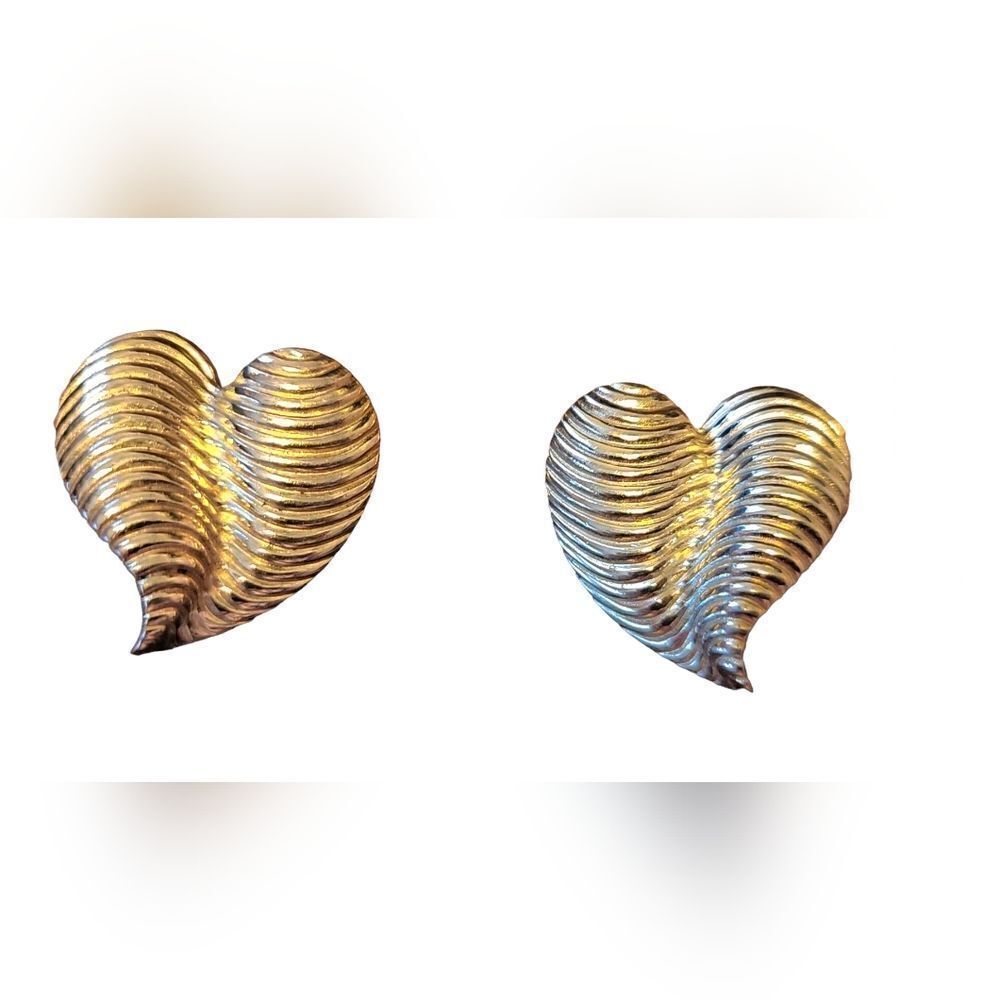 Vintage Givenchy Paris 80s classic trendy gold rippled heart clip on earrings - Picture 4 of 9